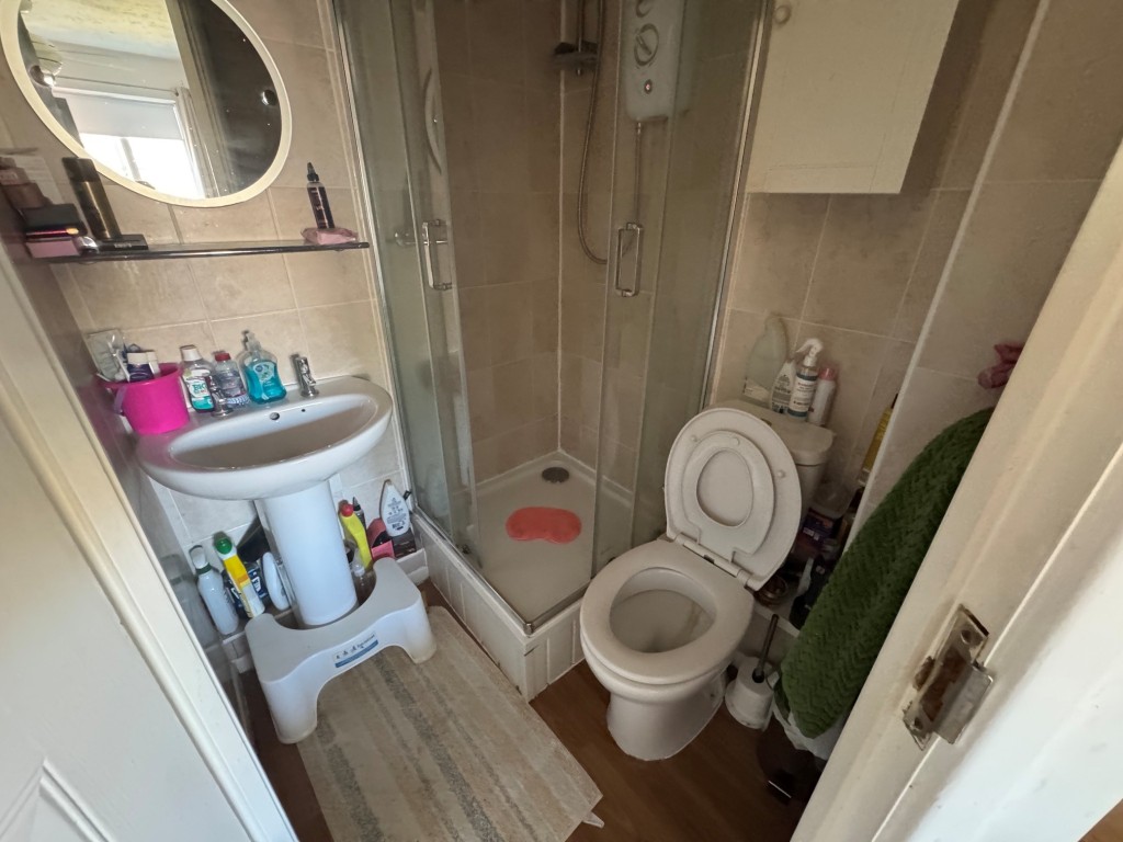 Lot: 208 - FREEHOLD THREE-BEDROOM SEMI-DETACHED HOUSE - A RESIDENTIAL INVESTMENT - Ensuite to bedroom 1